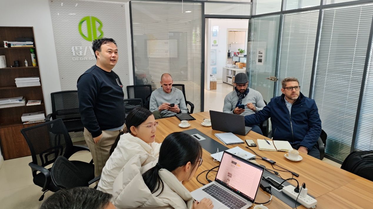 Paragvajske stranke obiščejo Deba Brothers, zelo odobravajo načrt prašičje farme z 12.000 svinjami in moč izdelka