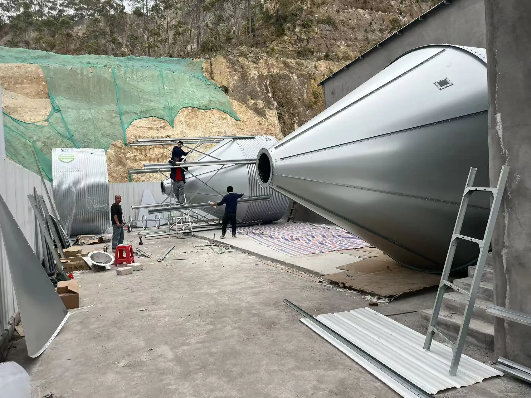 Debabrotherjev veliki projekt prašičje farme v Guangdongu v gradnji s predvideno zmogljivostjo 300.000 pujskov na leto